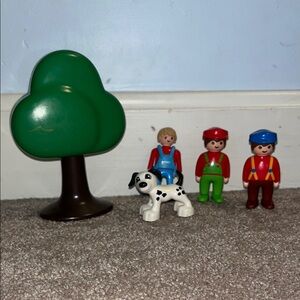 🌳 Playmobil with Green Tree and Figures